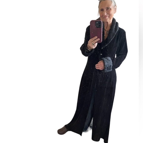 LULY K new york city. VintageBlack  Velvet Coat/ Duster , faux fur collar🌹 - Picture 9 of 10